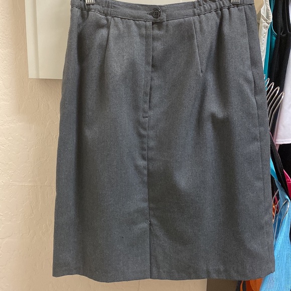 Size 8 gray skirt - Picture 2 of 4